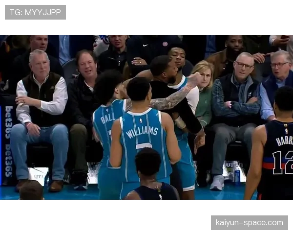 场边镜头:因不满判罚,斯波尔斯特拉教练领到技术犯规