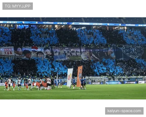 温情瞬间：深圳新鹏城对阵青岛海牛，看台现欢迎旧主回家巨幅TIFO